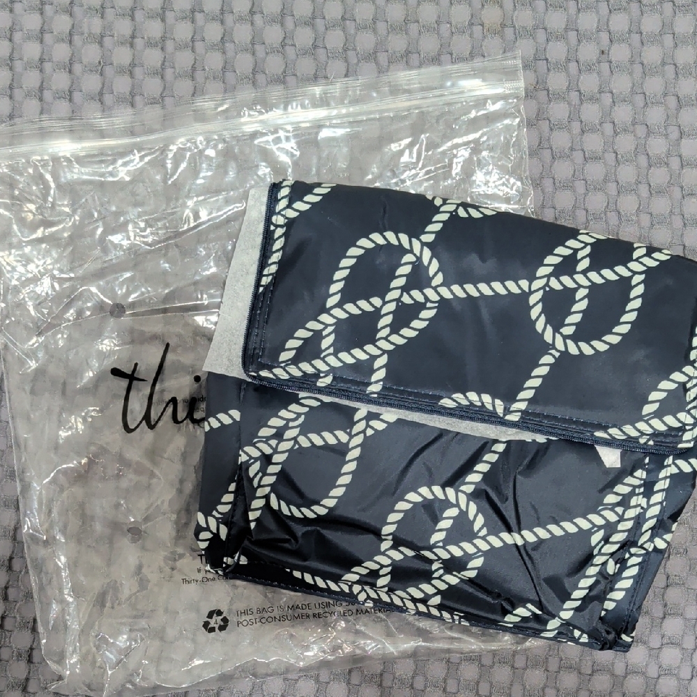 Thirty-One Navy and White Rope Pattern Lunch bag